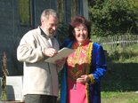 Вручение благодарственного письма Ольге Чалбиной на дне села Яйлю